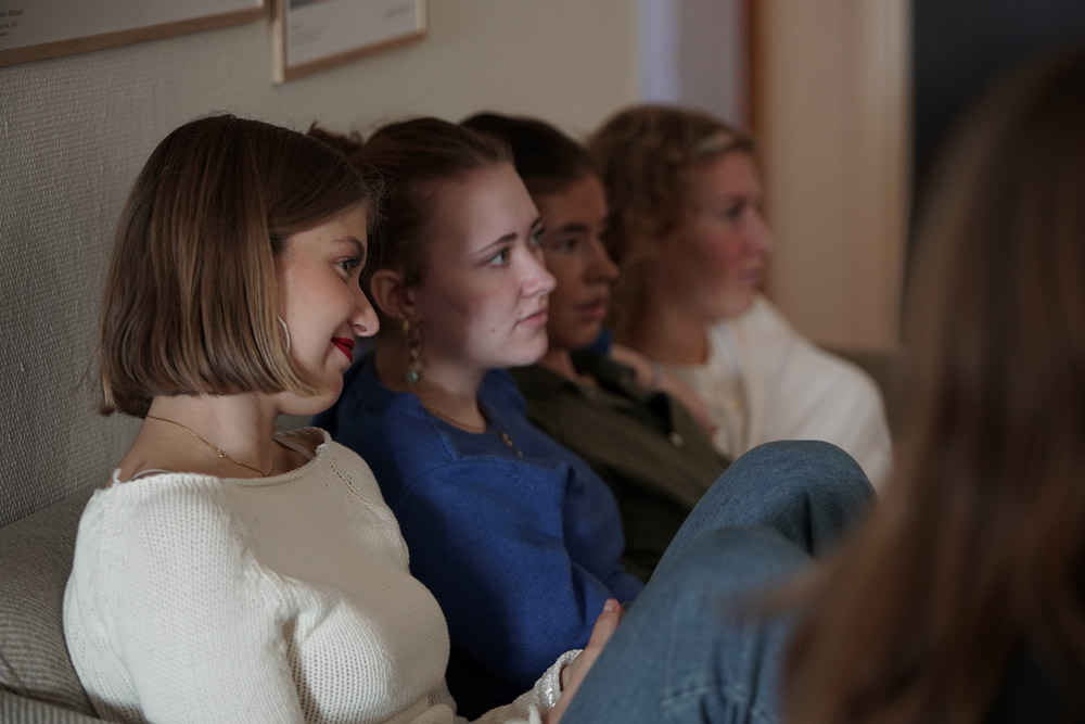 Elev arbejder med skitser på Design 10