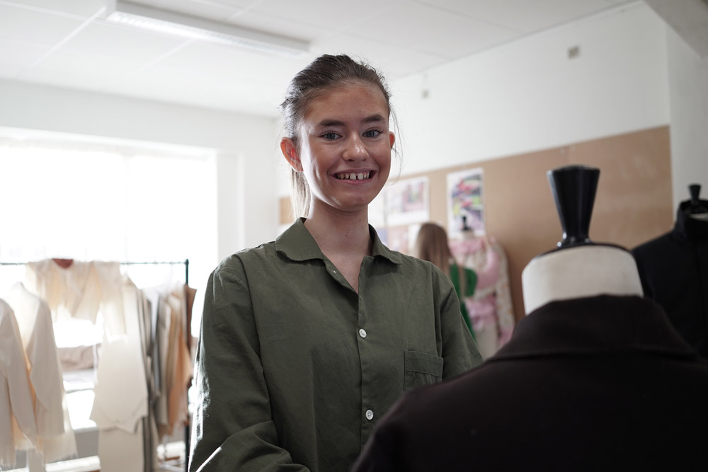 Elev arbejder med mode, tekstildesign og tekstile materialer