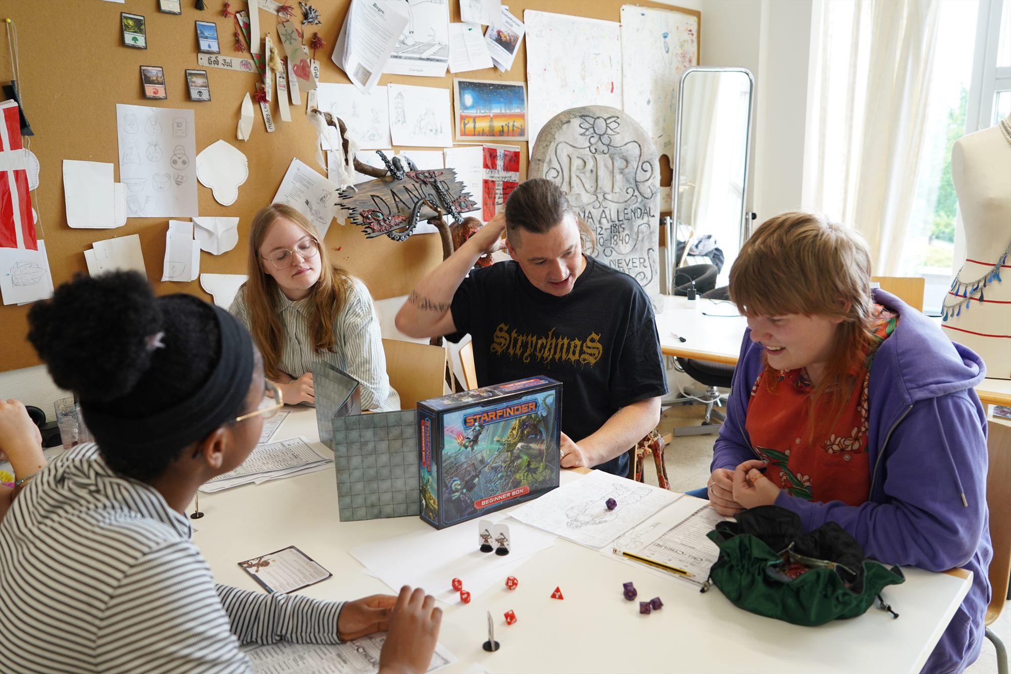 Craft & Play elever arbejder med kostumer og rekvisitter Craft & Play elever arbejder med kostumer og rekvisitter