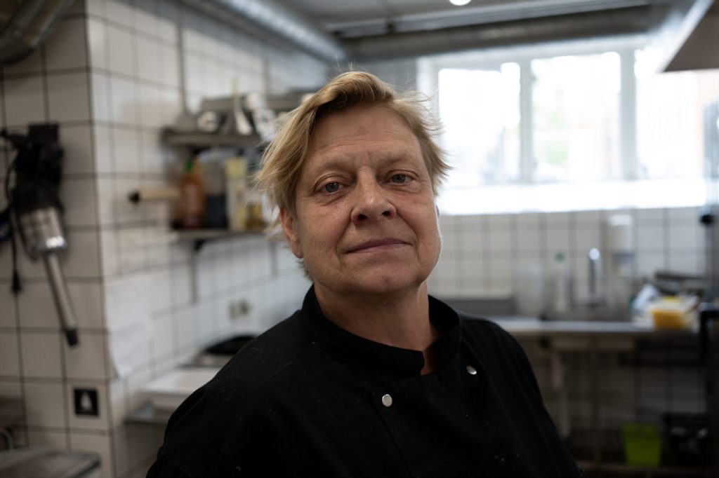 Køkkenmedarbejder i skolens køkken